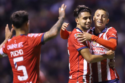Chivas vence 2-0 a Puebla 