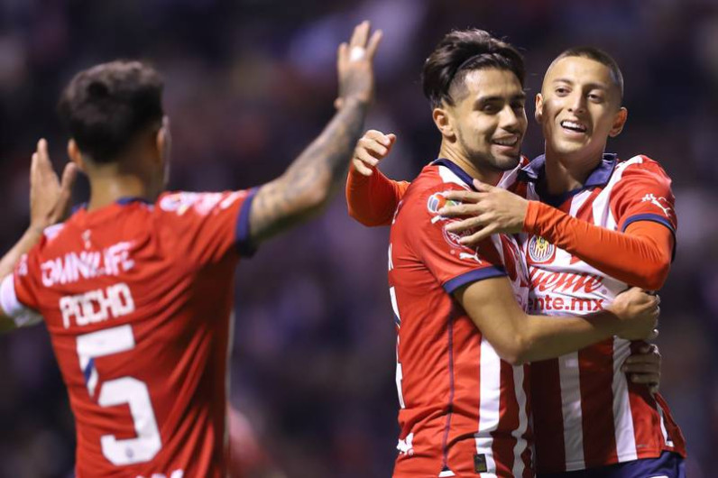 Chivas vence 2-0 a Puebla 