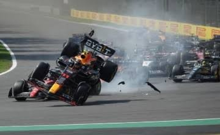 Checo Pérez sufre aparatoso accidente en el GP 