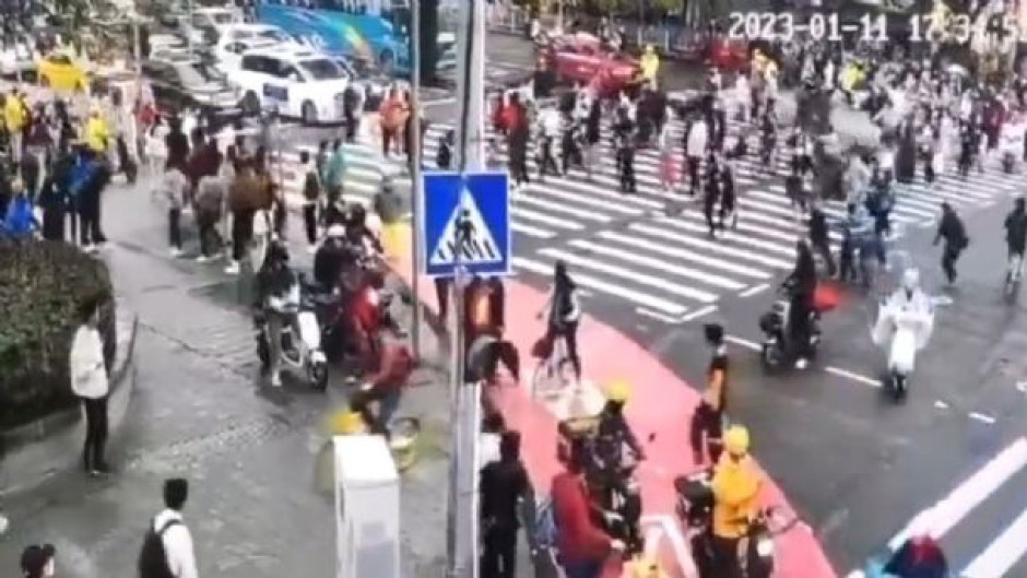 Conductor embiste multitud en China y deja dos muertos y siete heridos