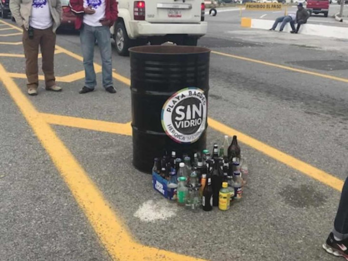 No se permitirá el acceso de envases o botellas de vidrio a la Playa Bagdad