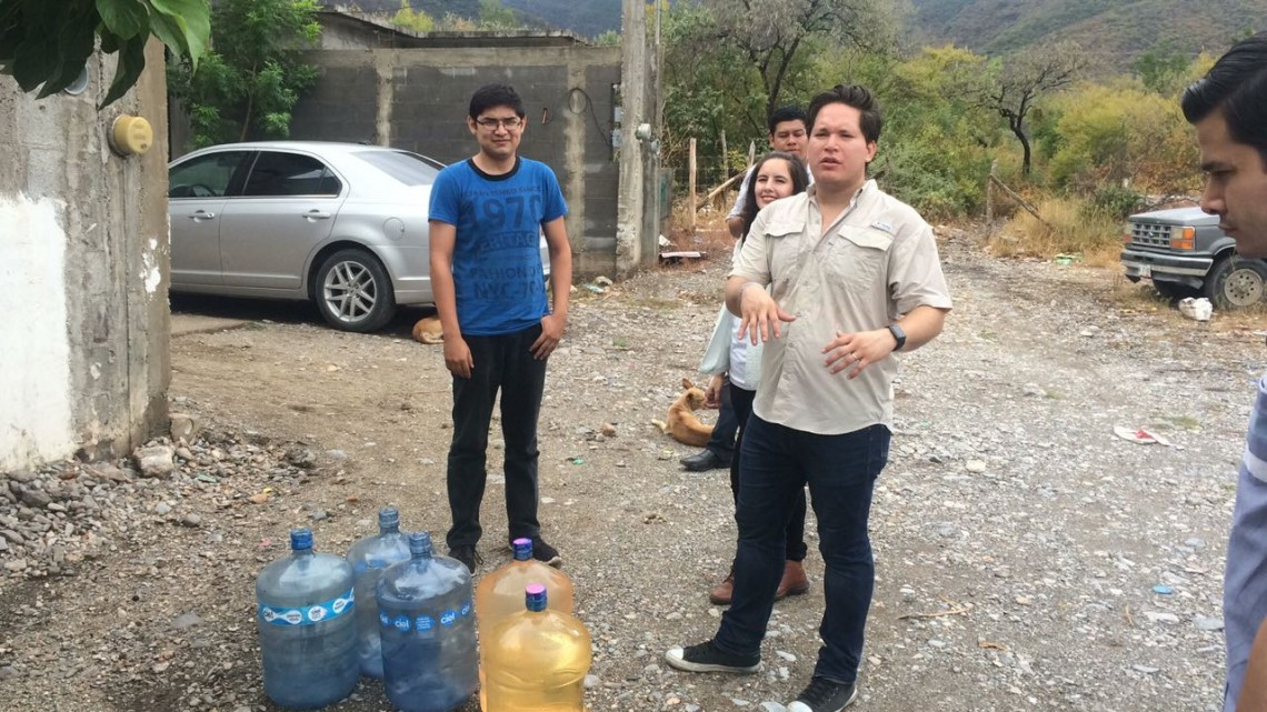 Reparte Diputado Federal garrafones de agua a victorenses
