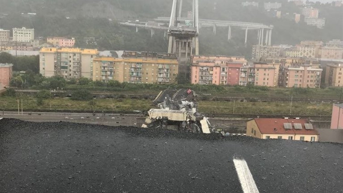Al menos 22 muertos por el derrumbe de un puente en Génova, Italia