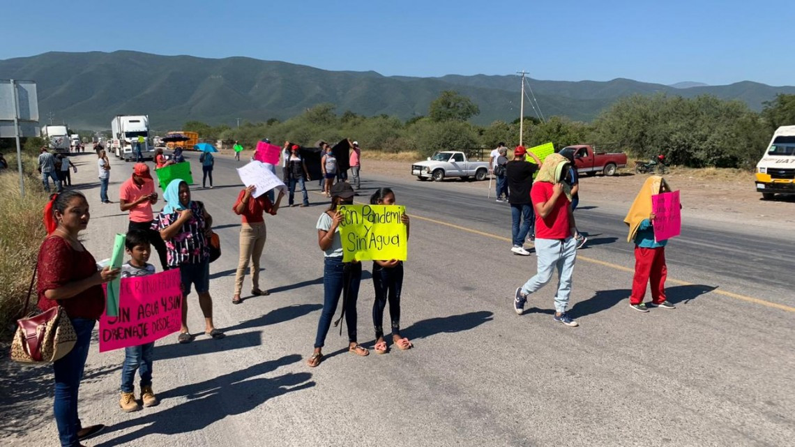 Colonos bloquean carretera Rumbo Nuevo por falta de agua potable