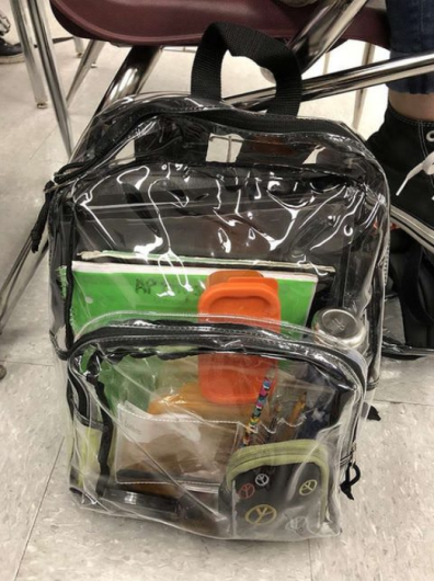 Escuela en Florida busca evitar tiroteos usando mochilas transparentes
