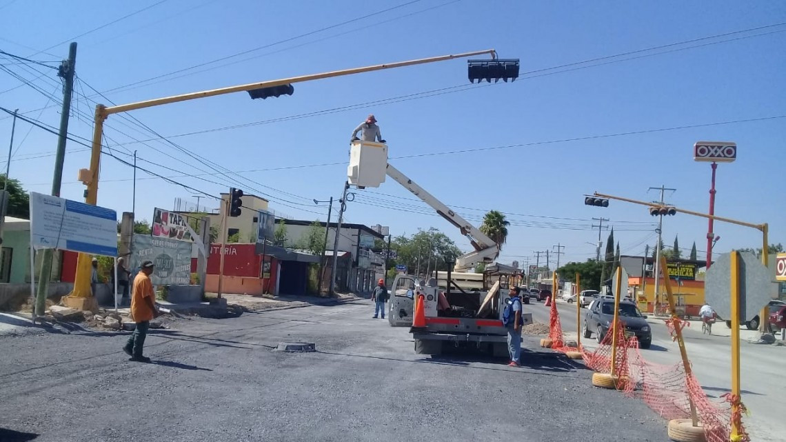 Instalan semáforo en avenida R. Garza Cantú
