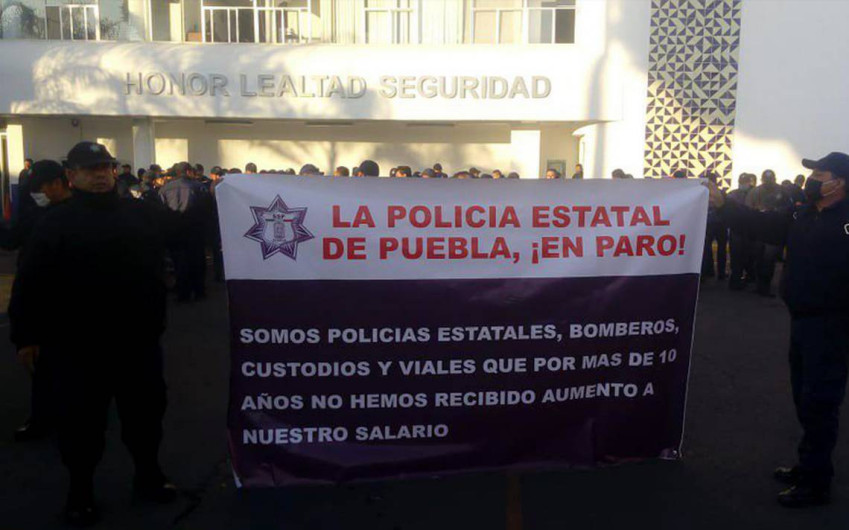 Policías de Puebla protestan por aumento de sueldo 