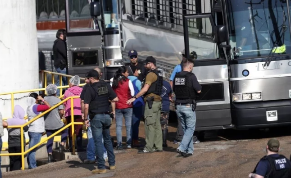 Redadas en plantas de Mississippi dejan 680 detenidos
