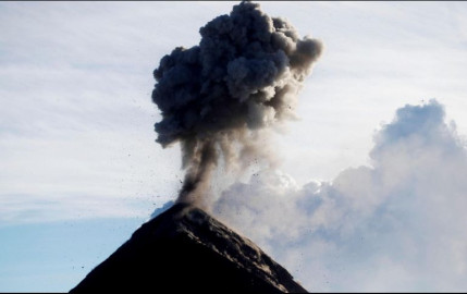 Volcán de Fuego entra en erupción; desalojan a 150 personas en Guatemala