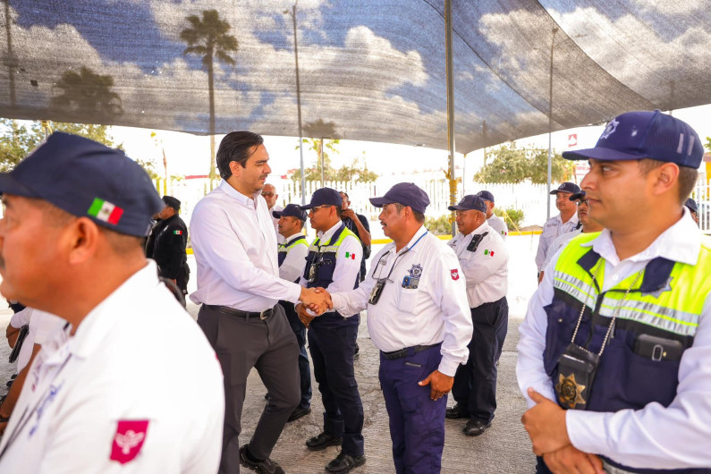 Carlos Peña Ortiz entrega uniformes y equipo táctico a Policía Vial y Guardia Estatal  