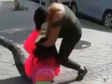 Graban golpiza a niña frente a escuela en Madrid