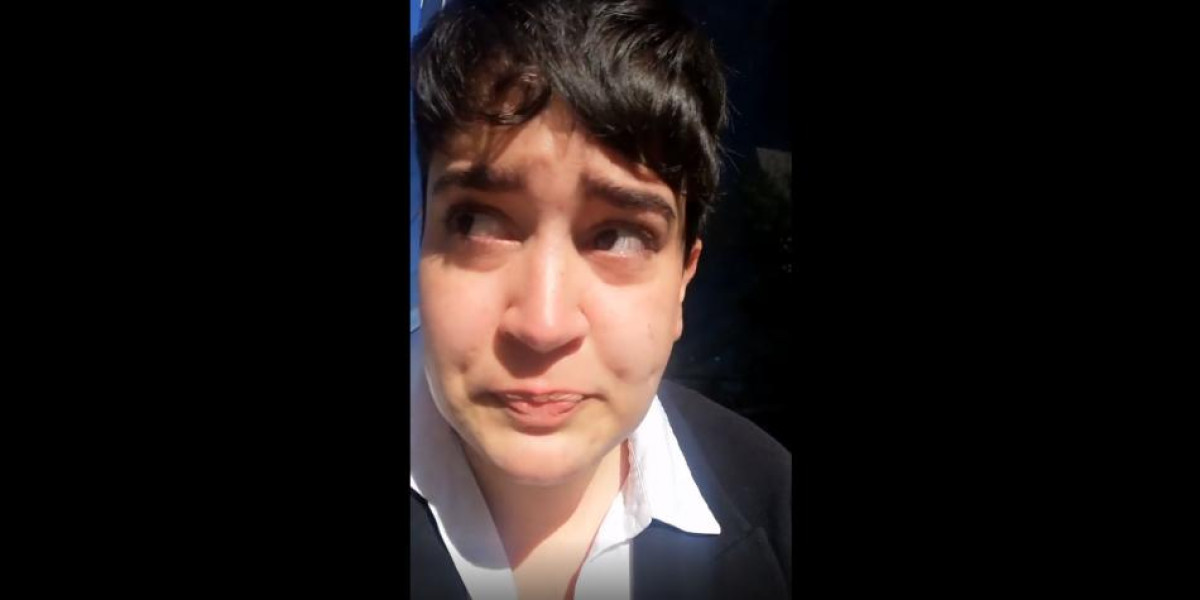 Azafata es despedida por no tener uniforme de su talla