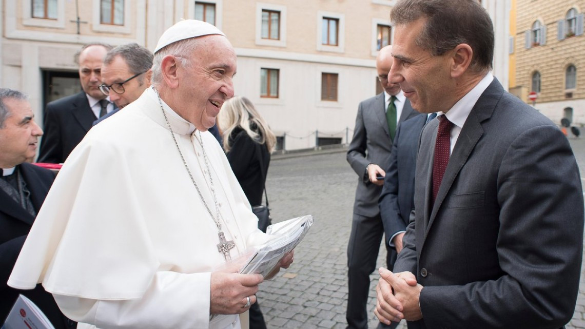 El Papa Francisco recibe un Lamborghini