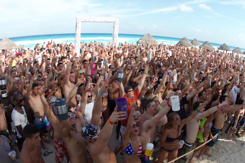 Jóvenes reclaman que el Coronavirus ha interrumpido su Spring break