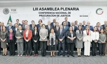 Ernestina Godoy dirige su primera reunión al frente de la FGR