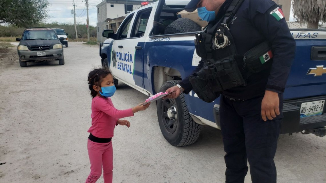Policías estatales entregan regalos a niños y niñas de escasos recursos