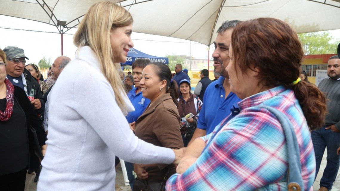 Dialoga Maki con habitantes de Las Delicias