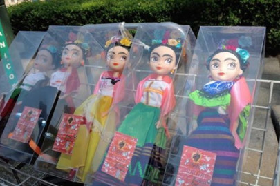 Abuelita conquista las redes sociales al vender muñecas de Frida Kahlo