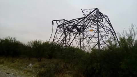 Tornado tira torre y deja sin electricidad a la frontera