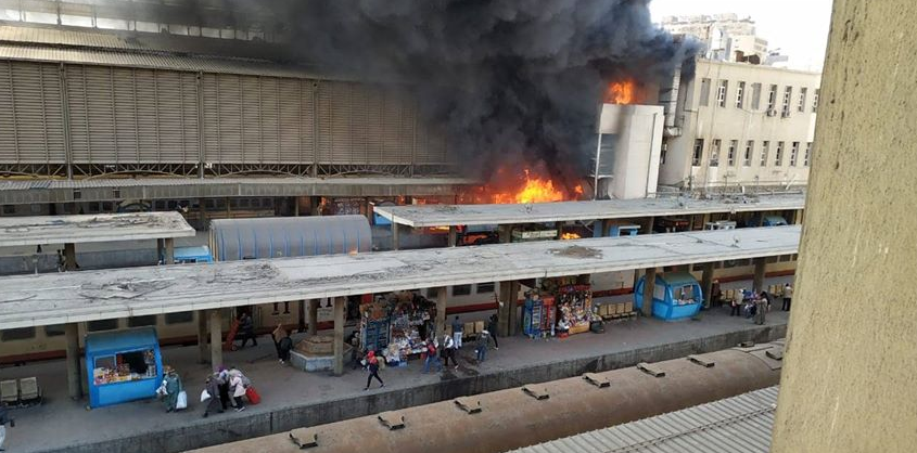 Al menos 20 muertos por un incendio en una estación de tren en Cairo