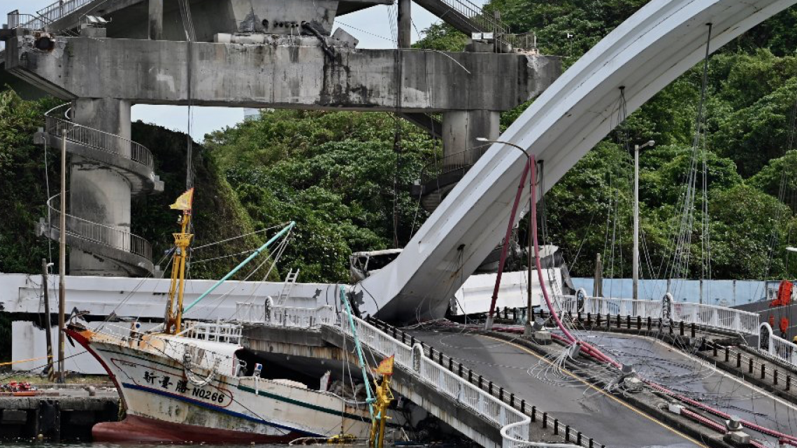 Varios heridos tras derrumbarse un puente en Taiwán