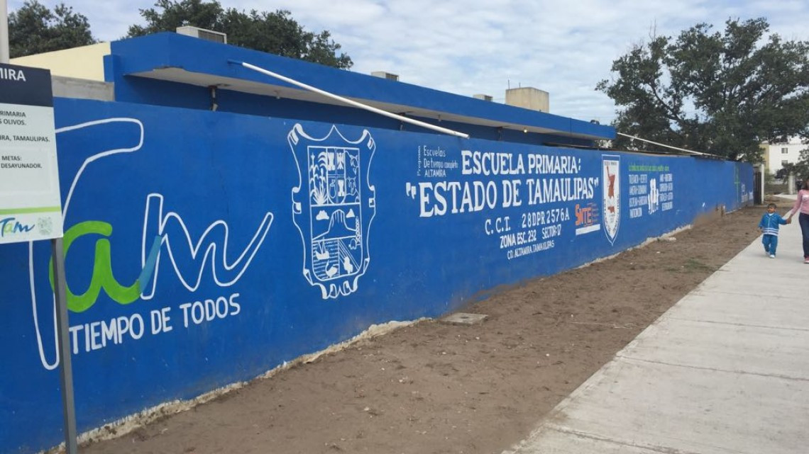 Padres de familia hacen fila para inscribir a sus hijos