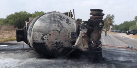 Cierran carretera a Matamoros por explosión de pipa