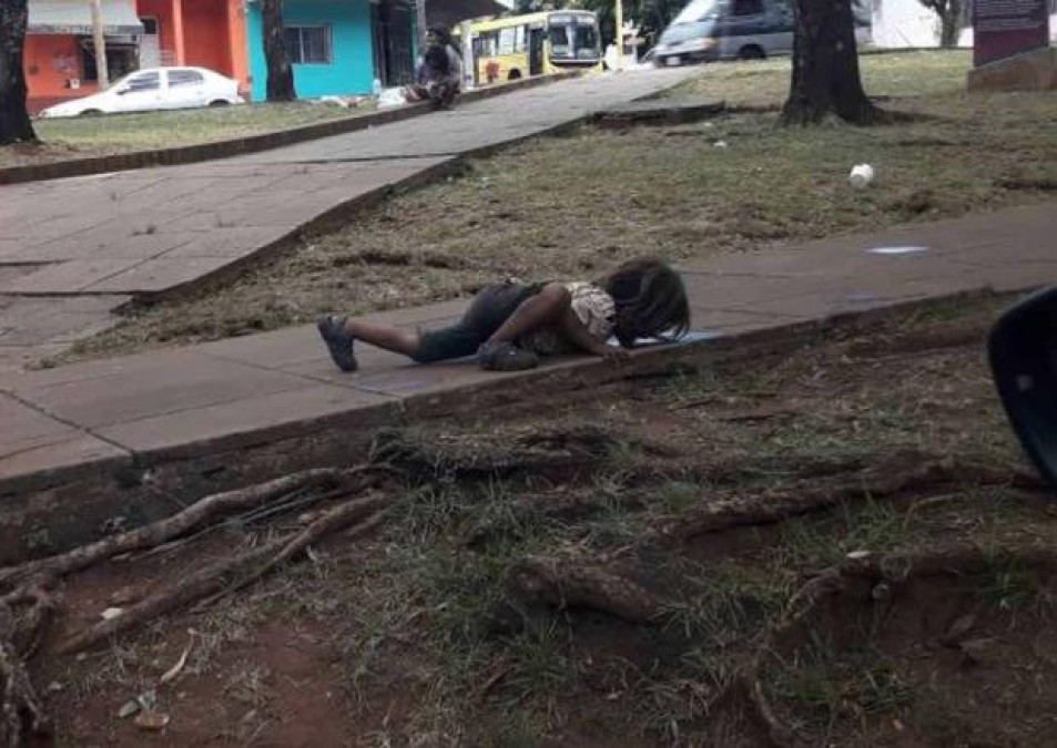 Fotografía de niño bebiendo agua de un charco causa indignación