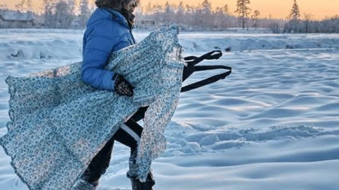 Mujer siberiana fotografía ropa congelada por el frío 