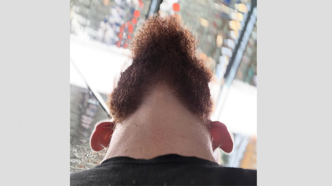 Perturbadoras imágenes de hombres barbudos mirando hacia arriba