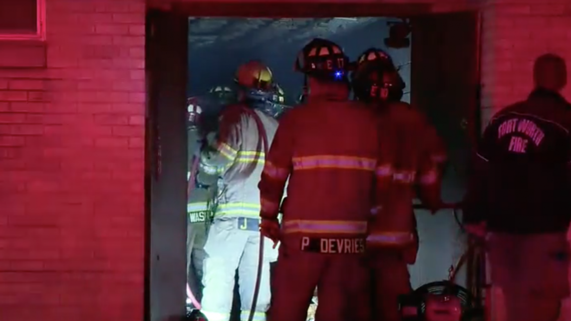  Se incendia iglesia en Fort Worth; rescatan a seis personas