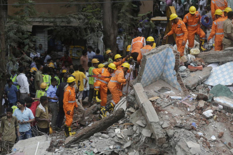 Derrumbe de edificio en India deja 6 muertos y 9 heridos