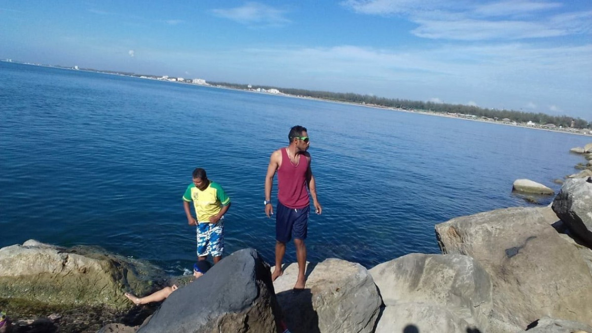 Mujer estuvo a punto de morir en escolleras de playa Miramar 