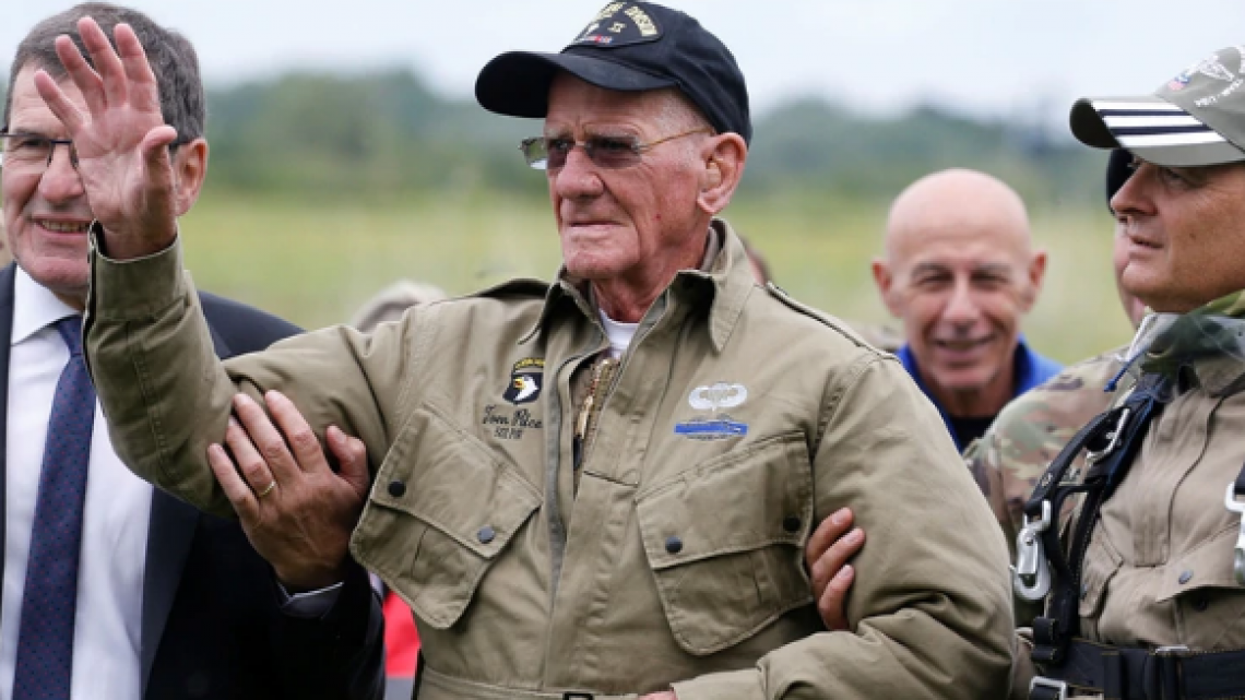 Veterano de 97 años recrea su salto por aniversario del “Día D”
