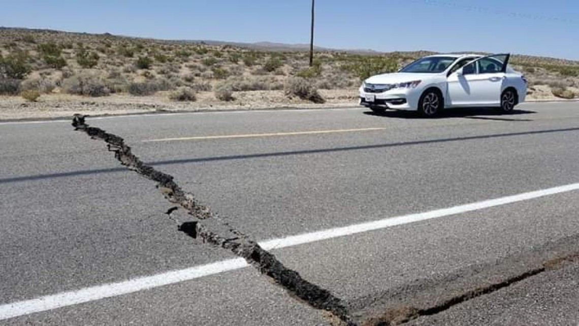Afectaciones en carretera tras sismo de magnitud 7.1 en California 