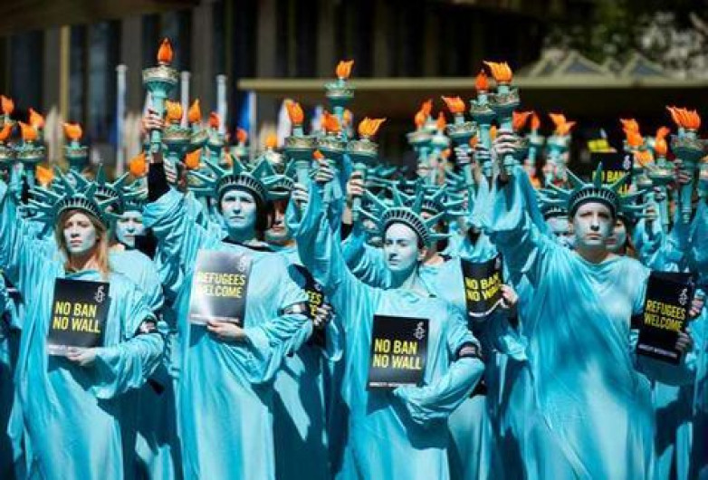 Se manifiestan estatuas de la libertad a casi 100 días de la presidencia de Trump