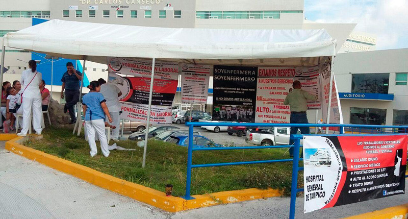 Protestan trabajadores eventuales del Hospital Carlos Canseco