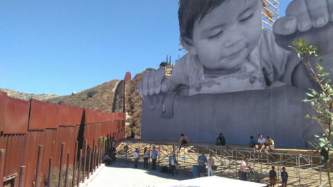 Organizan pícnic en la frontera entre México y Estados Unidos