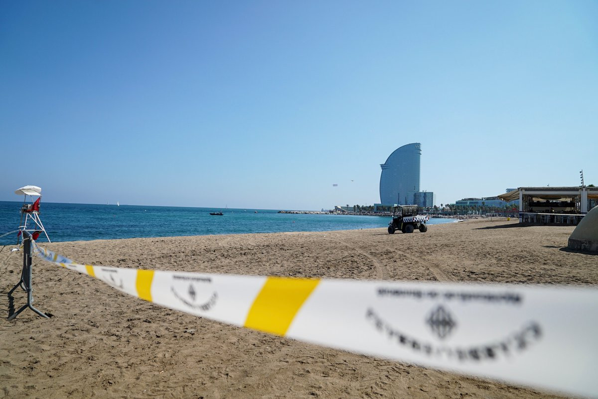 Desalojan playa de la Barceloneta por un artefacto explosivo