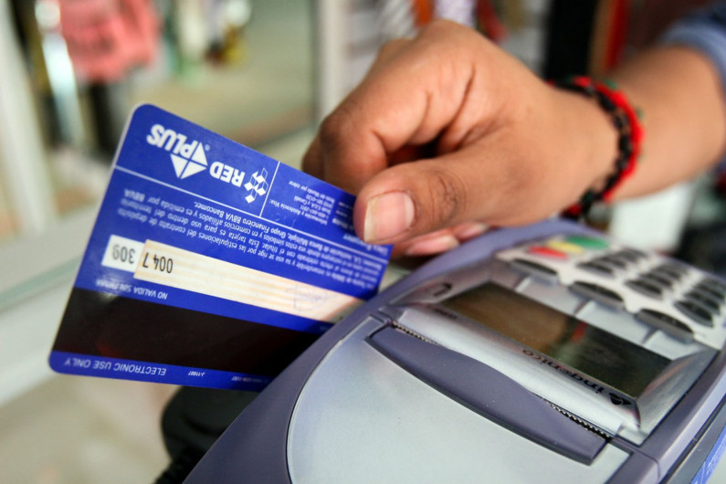 Pide Condusef poner atención a pagos con tarjeta