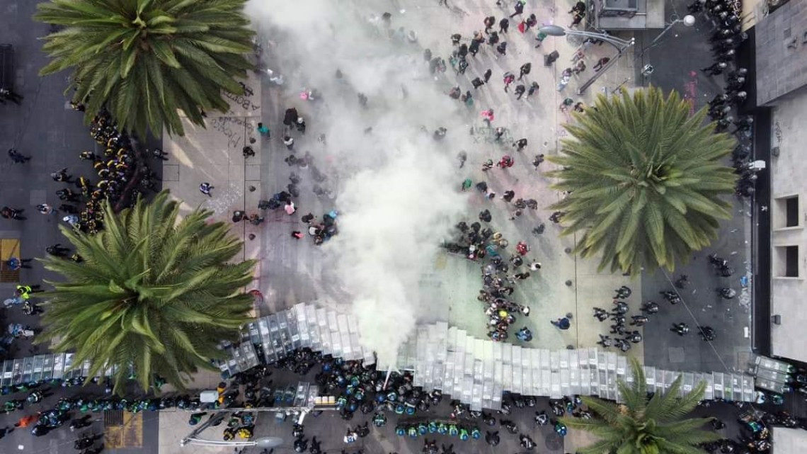 Mujeres marchan a favor del aborto, policías les impiden llegar al zócalo capitalino