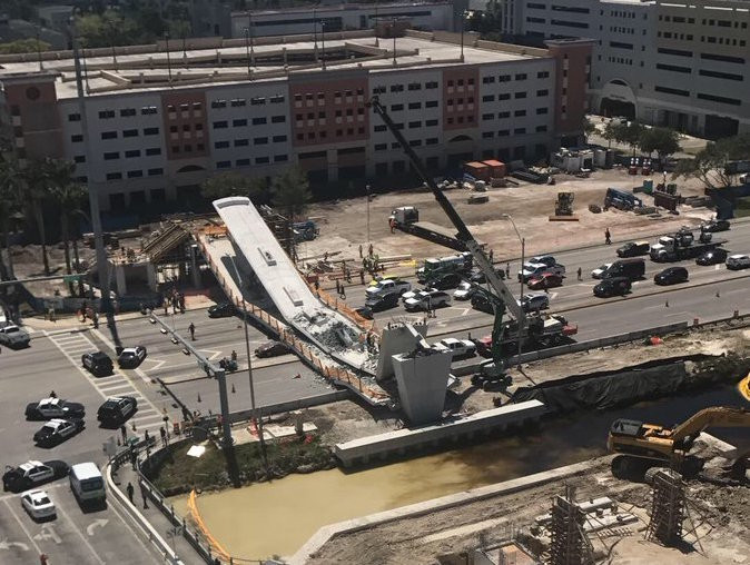  Puente peatonal colapsa y cae sobre autos en Florida