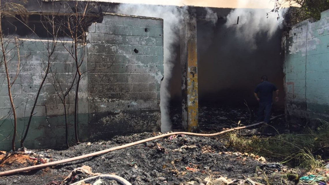 Incendian bodega de ropa abandonada 