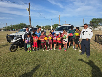 Donaron Policías Viales material deportivo a niños y niñas
