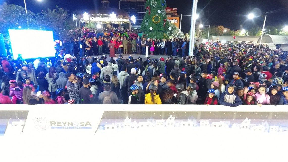 Niños encienden junto con alcaldesa Pino Navideño