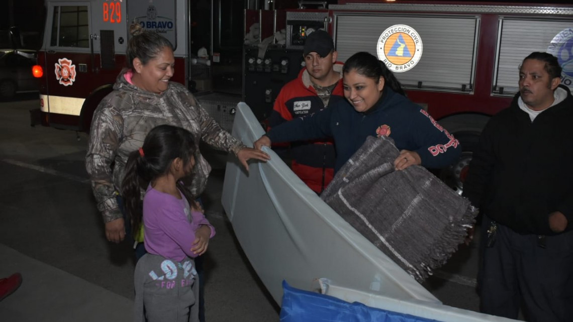 Entrega Protección Civil Colchonetas y Cobertores en la vía pública