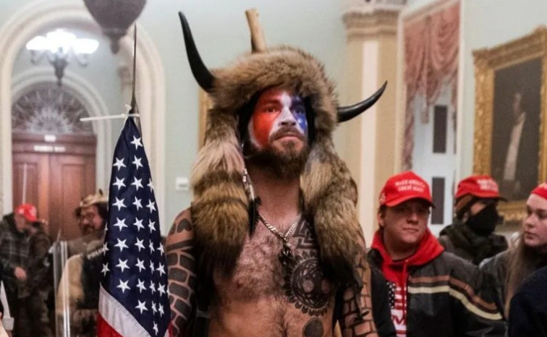 Dictan condena al "Bisonte de QAnon" por asalto al Capitolio