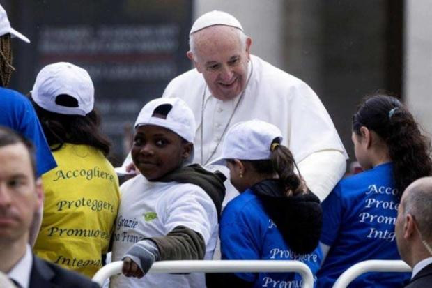 Pasea Papa Francisco con niños migrantes en el Vaticano