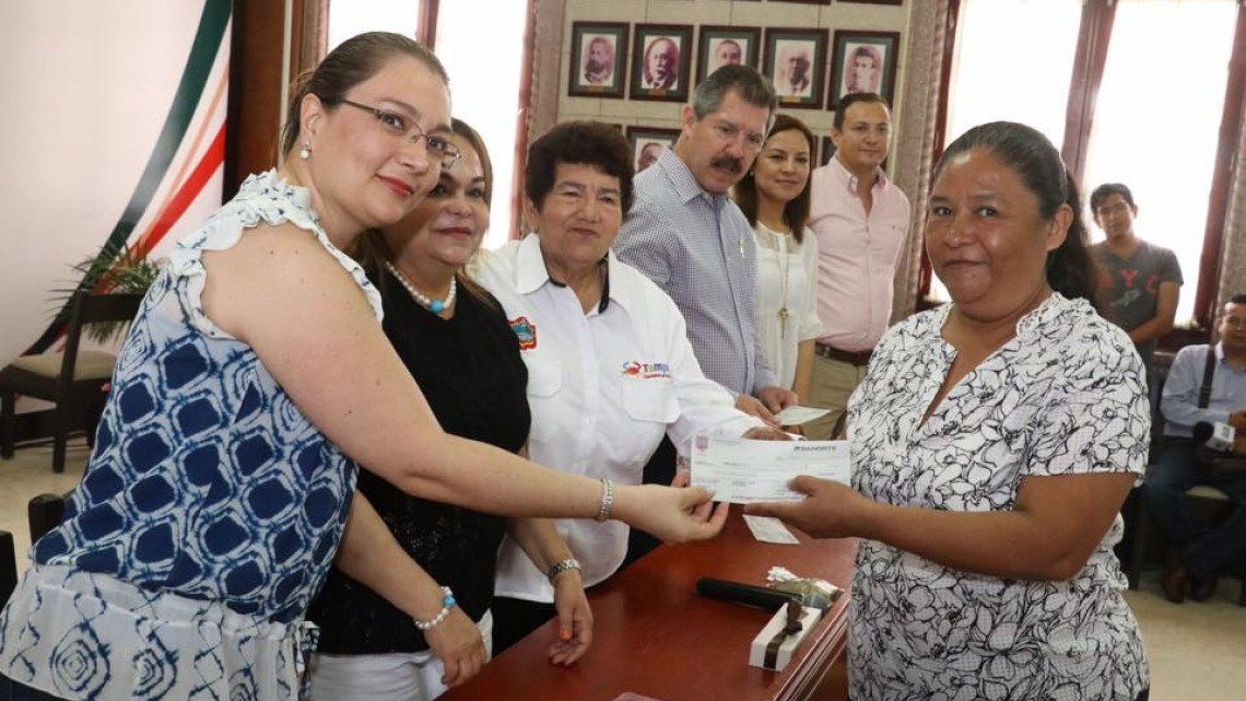 Entrega Ayuntamiento premios a ganadores del “Gran Sorteo del Pago Predial 2017”