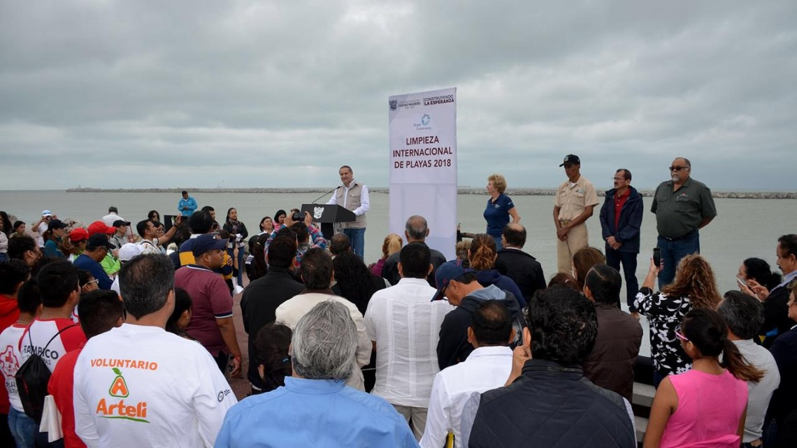 Coordinan esfuerzos Andrián Oseguera y ONG para limpiar playa Miramar 